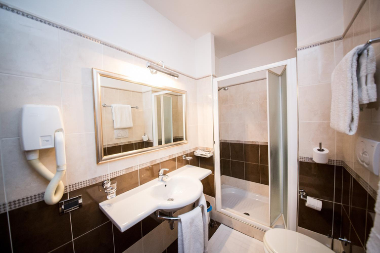 Bathroom 4, Hotel Ares, Latina