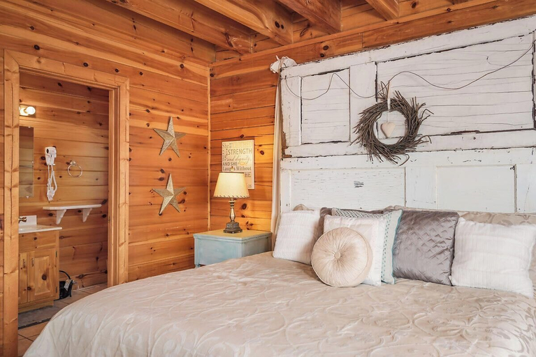 Bedroom 3, Sweet Slice of Heaven, Sevier