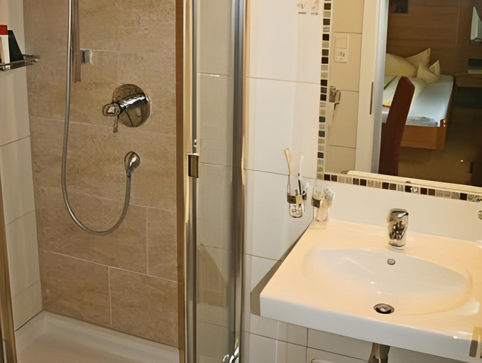 Bathroom 3, Zum Hirschen, Imst