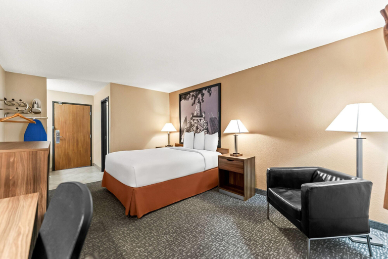 Bedroom 3, Super 8 by Wyndham Elgin, Kane