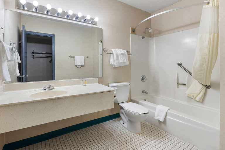 Bathroom 4, Days Inn by Wyndham Madisonville, Hopkins