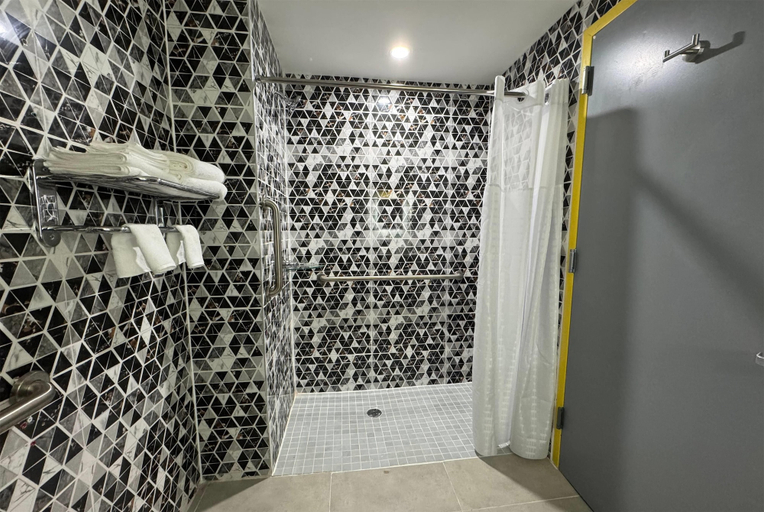 Bathroom 4, Days Inn by Wyndham New York Chinatown, New York