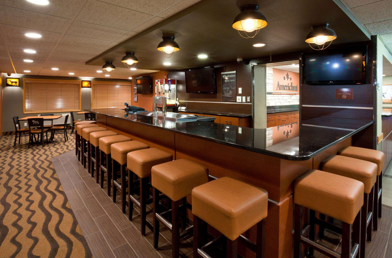 Food & Drinks 5, AmericInn by Wyndham Grafton, Walsh