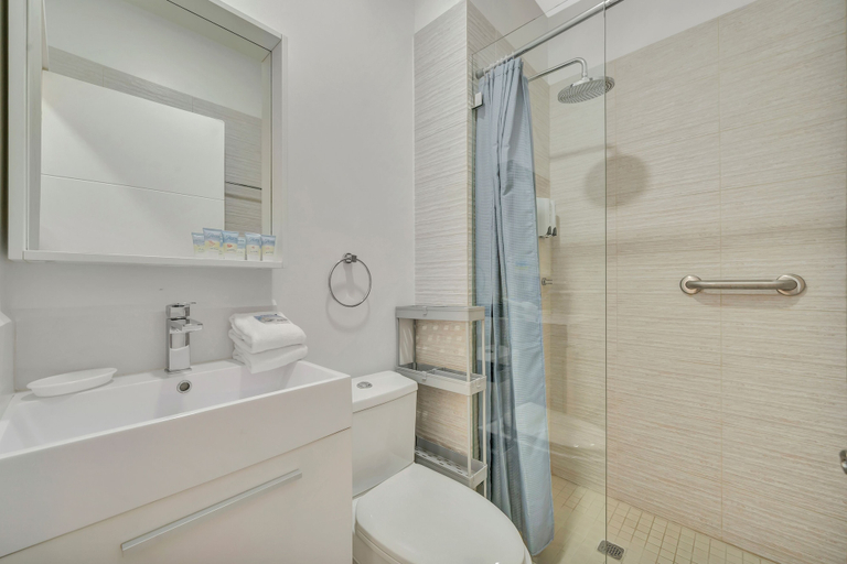 Bathroom 4, Aruba's Life 212
