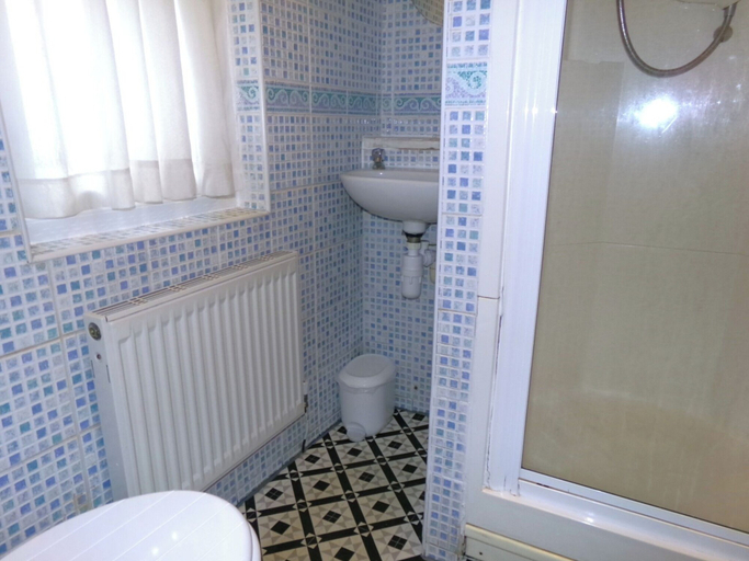 Bathroom 4, Averon Guest House, Edinburgh