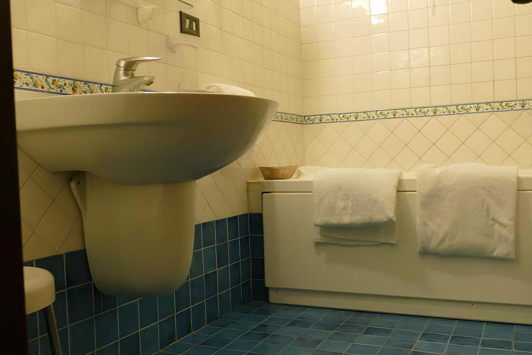 Bathroom 4, Hotel Nuovo Rebecchino, Napoli