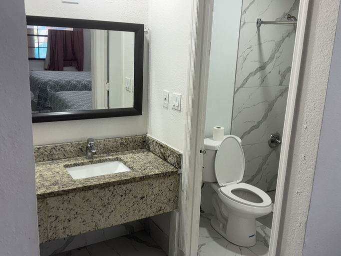 Bathroom 5, Apollo Inn, Osceola