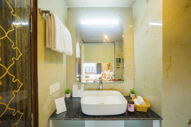 Bathroom 3, Alaya Stays Pine Shadow Fuchsia, Shimla