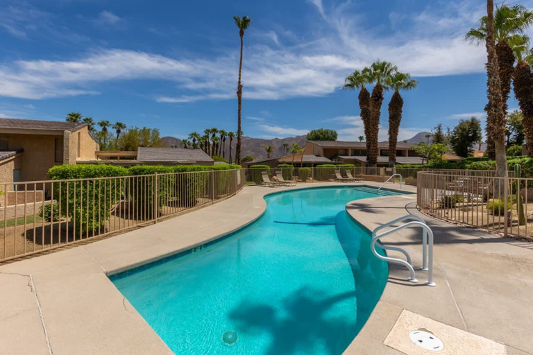 Room 5, Desert Flower- Ironwood CC Condo Pool Spa, Riverside