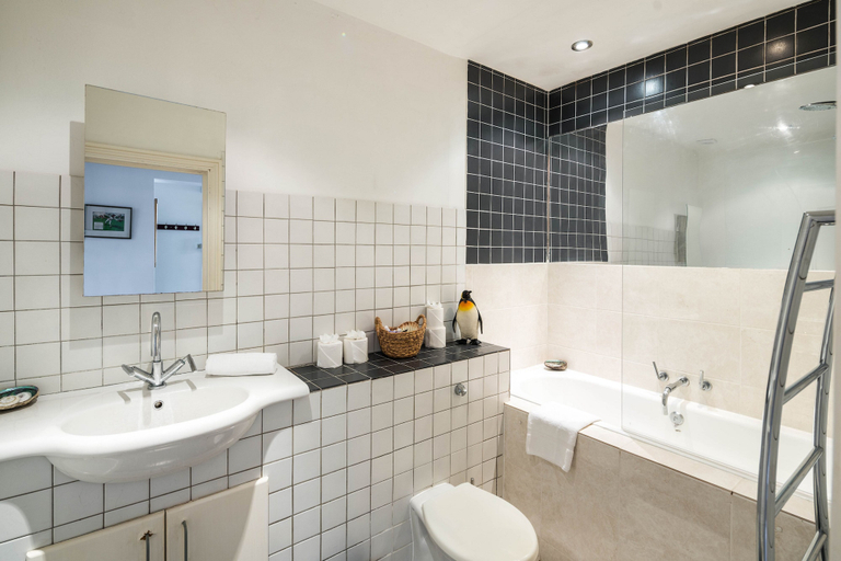 Bathroom, Elegant And Peaceful 2Bd Apt - Barons Court/London, London