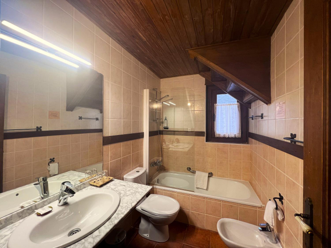 Bathroom 3, Tierras De Aran, Lleida