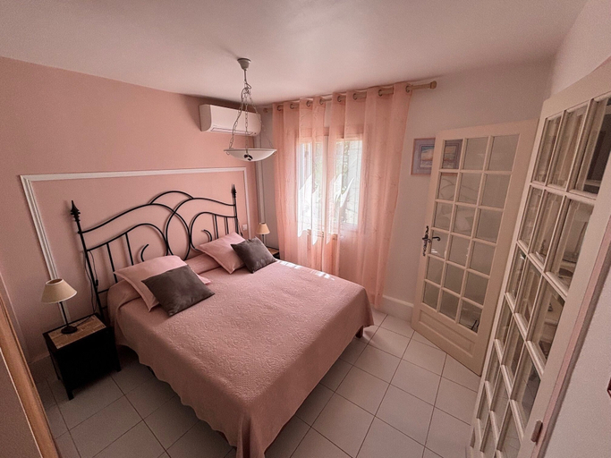 Bedroom 4, Ekin Ô reV, Var