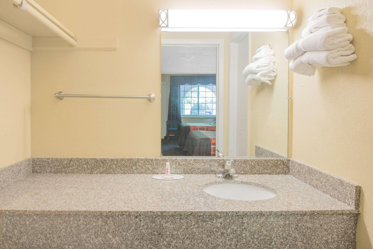 Bathroom 4, Travelodge by Wyndham Mansfield, Richland