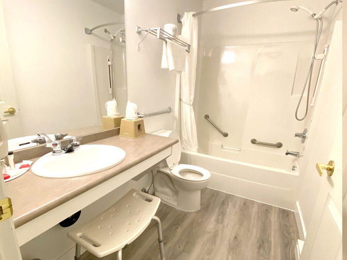 Bathroom 4, Super 8 By Wyndham Sicamous, Columbia-Shuswap
