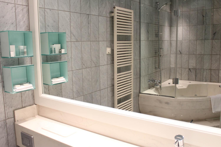 Bathroom 2, Mercure Dortmund Centrum, Dortmund