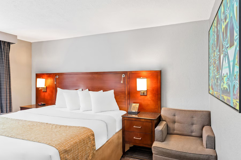 Bedroom 4, Travelodge by Wyndham Bloomington, Monroe