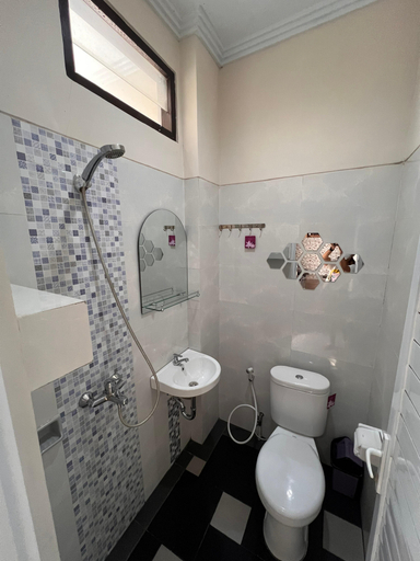 Bathroom 5, Kubu Deandari Guest House, Badung