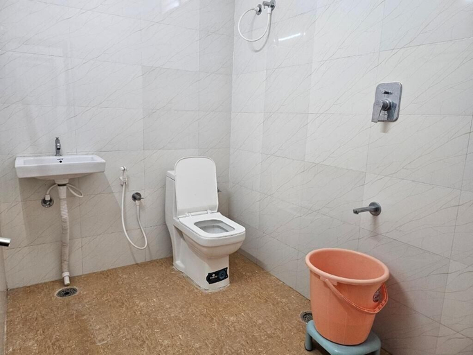 Bathroom 2, HOTEL VANAMALI, Chittoor
