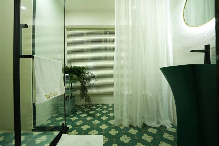 Bathroom 5, M Panda Tower Boutique Hotel, Chengdu
