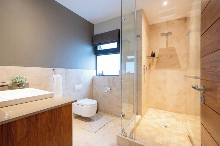 Bathroom 4, umVangati House, Mopani