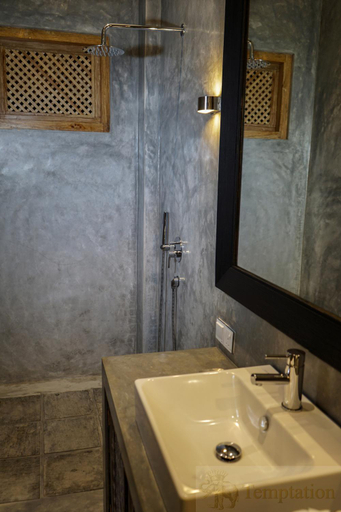 Bathroom 4, Temptation, Hikkaduwa