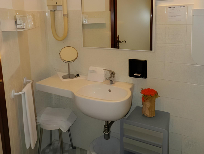 Bathroom 4, Park Hotel, Savona
