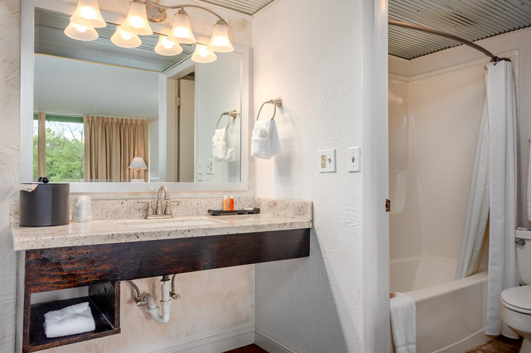 Bathroom 2, Fairway Inn, Carroll