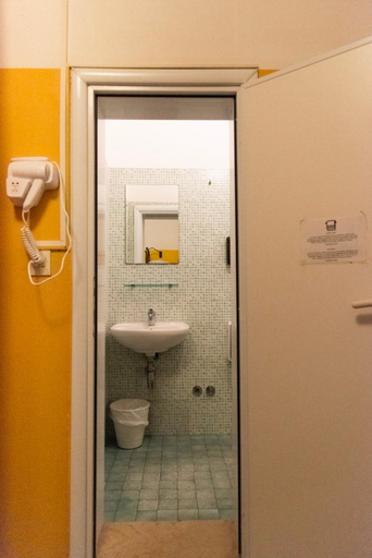 Bathroom 3, Sunflower Beach Backpacker Hostels & Bar-NEW, Rimini
