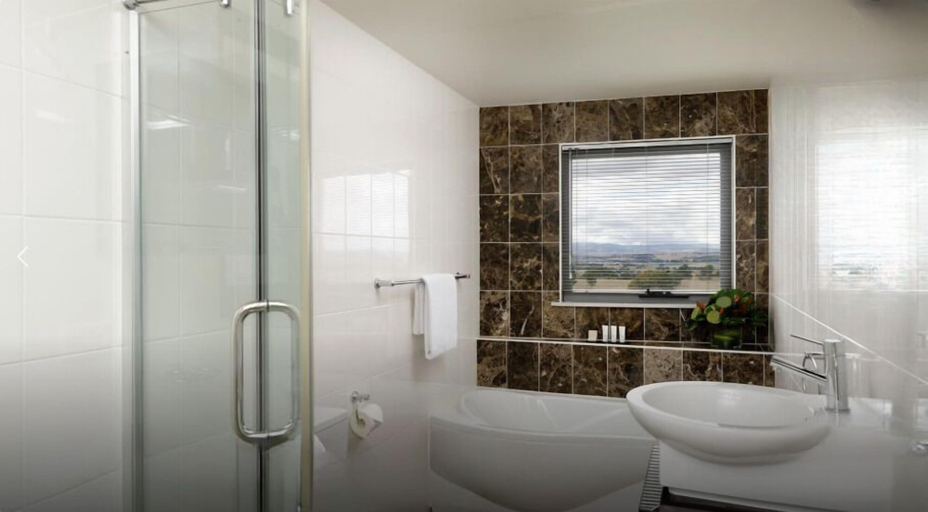 Bathroom 5, Rydges Mount Panorama Bathurst, Bathurst Regional - Pt A