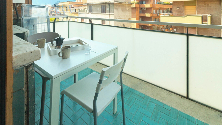 Balcony 2, Casa Vacanza Appartamento Irnerio, Rome