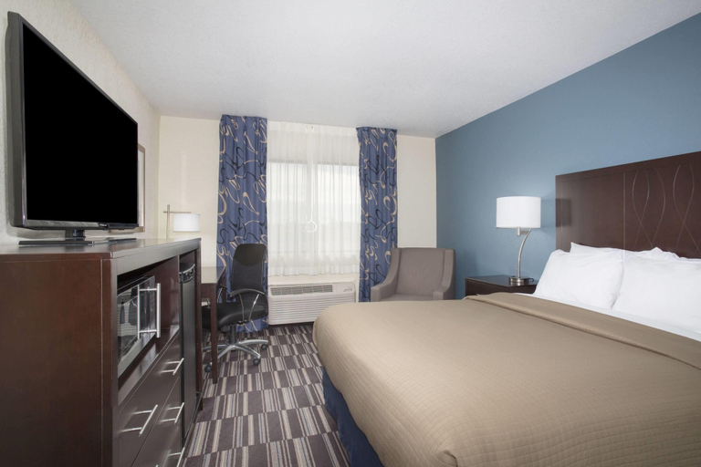 Bedroom 3, AmericInn by Wyndham Mount Pleasant, Henry