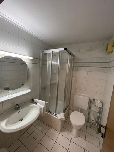 Bathroom 3, Hotel Restaurant Fischer, Remscheid