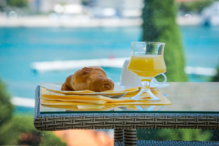 Food & Drinks 2, Apartment Maro Bayview, Dubrovnik