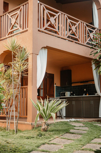 Exterior & Views