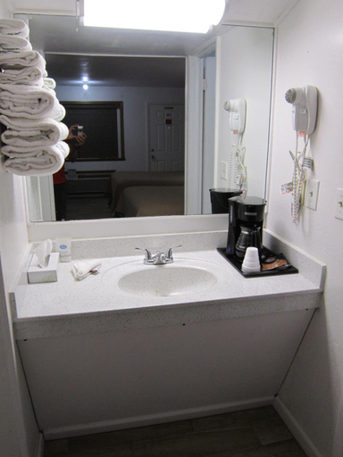 Bathroom 5, Cassville Budget Inn, Barry