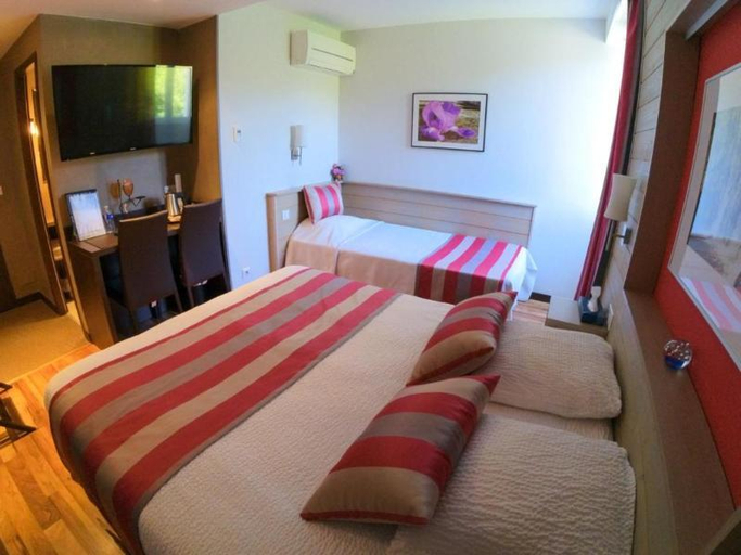 Bedroom 2, Logis Hotel Restaurant Mas de la Prairie, Gard
