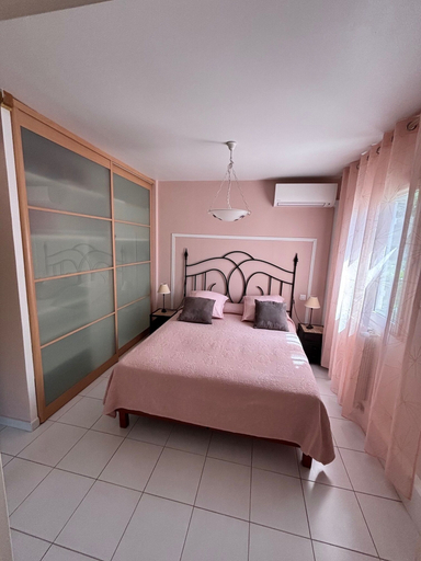 Bedroom 3, Ekin Ô reV, Var