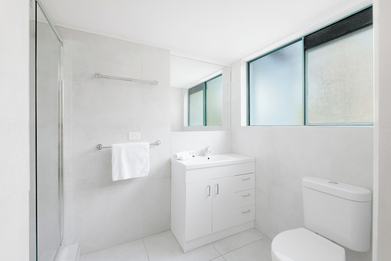 Bathroom 5, Chez Noosa Holiday Apartments, Noosa - Sunshine-Peregian