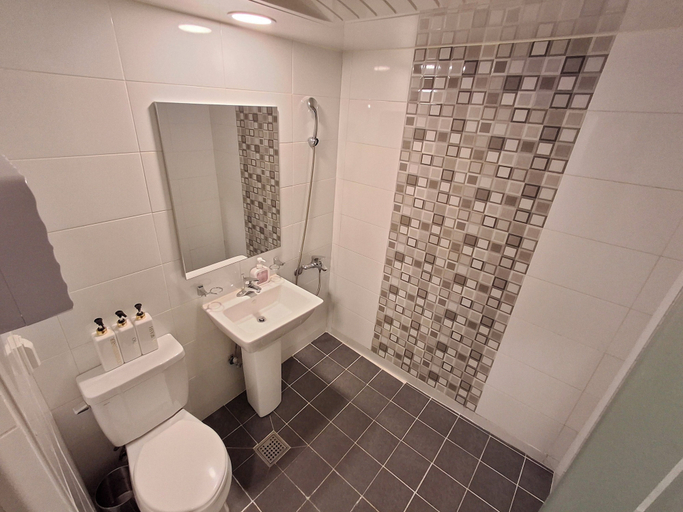 Bathroom 5, Shine Hotel, Gangbuk