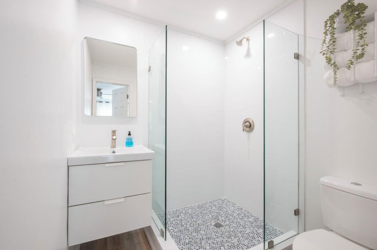 Bathroom 3, Laughing Bird Suites