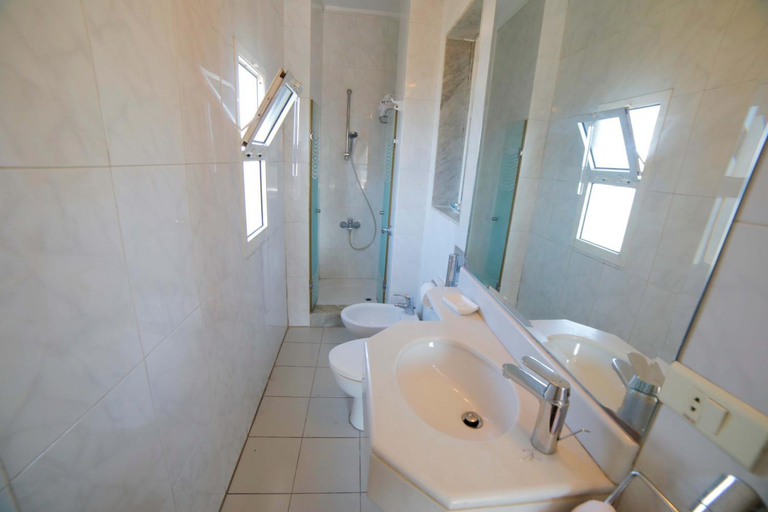 Bathroom 4, Holiday Home Suites, Beirut
