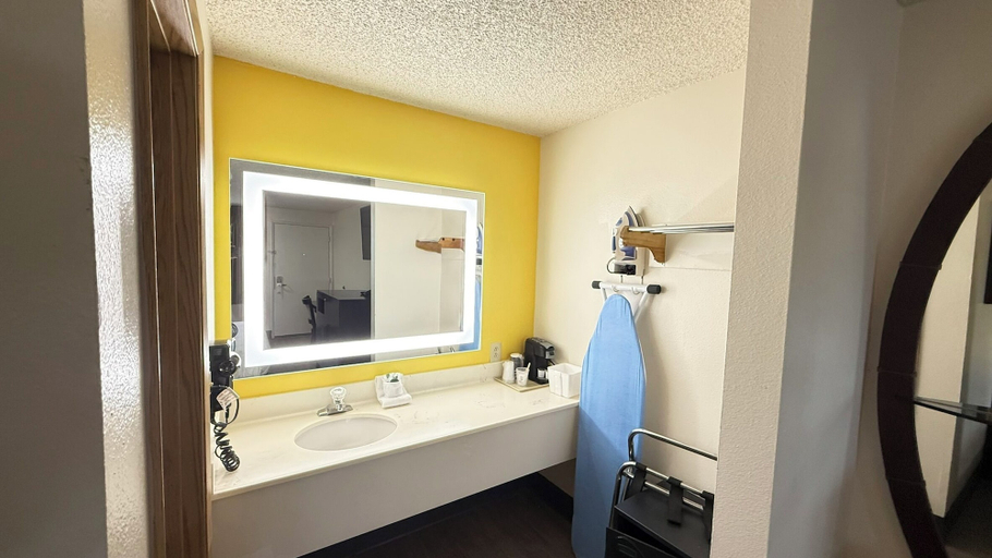 Bathroom 4, PepperTree Inn, Washington