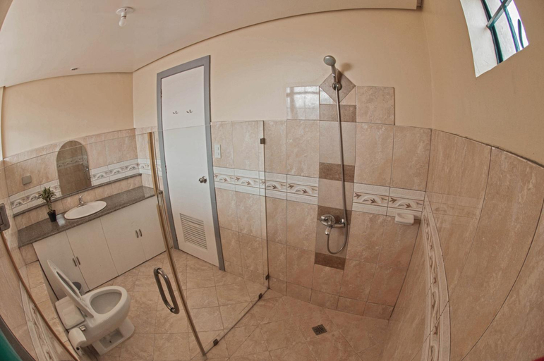 Bathroom 4, THE HALFHOUSE BY ELMAR CABIN, Baguio City