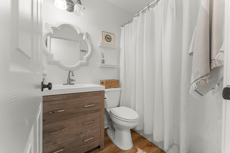 Bathroom 1, Cottage Haven, Walton
