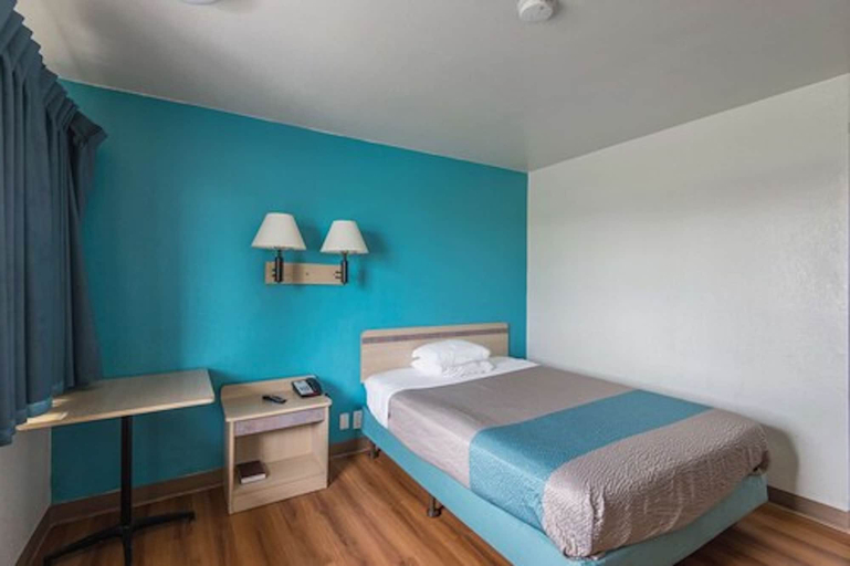 Bedroom 3, Economy Suites Kansas City, Kansas City