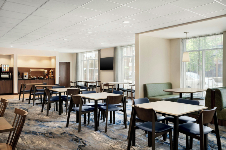 Food & Drinks 5, Fairfield Inn & Suites Cincinnati Uptown/University Area, Cincinnati