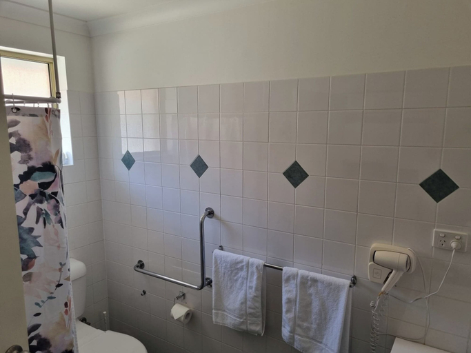 Bathroom 4, Emu Point Motel & Apartments, Albany