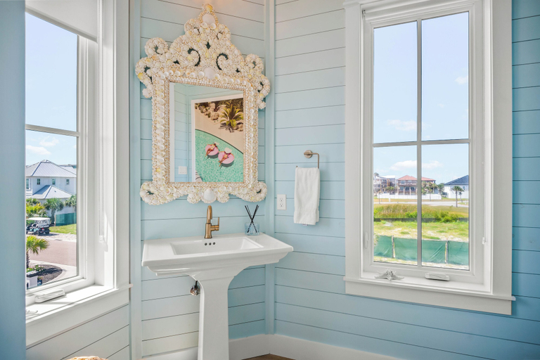 Bathroom 4, Let's "glow" Girls 113 Tai-d, Nueces