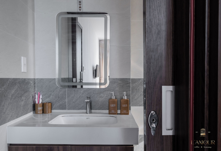 Bathroom 2, L'Amour Homestay, Huế