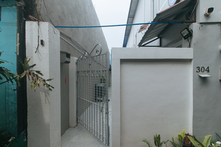 Exterior & Views 3, RedDoorz @ Qhouzz near PUP, Manila City